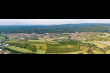 Panorama-Perspektive der Wald- und Berglandschaft des Harzrands um Gernrode im Ortsteil Bad Suderode in Quedlinburg im Bundesland Sachsen-Anhalt, Deutschland
