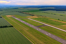 Start-/Landebahn des Flugplatz Magdeburg Cochstedt in Hecklingen im Bundesland Sachsen-Anhalt, Deutschland