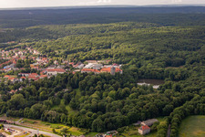 Schloss und Schlosspark mit Schlossteich Ballenstedt von Norden im Bundesland Sachsen-Anhalt, Deutschland