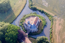 Luftaufnahme von Gebäude und Schloßpark- Anlagen des Wasserschloß von Tilques in Tilques in Hauts-de-France im Bundesland Pas-de-Calais, Frankreich