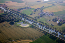 Kanalverlauf und Uferbereiche der Wasserstraße der Binnenschiffahrt Canal de la Haute Colme in Lille in Nord-Pas-de-Calais Picardie in Looberghe, Frankreich
