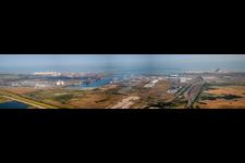 Panorama der Hafenanlagen an der Meeres- Küste des Kanal-Fährhafens Dünkirchen in Loon-Plage in Hauts-de-France im Bundesland Nord, Frankreich