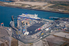 Kanalfähre im der Hafen an der Meeres- Küste des Kanal-Fährhafens Dünkirchen in Loon-Plage in Hauts-de-France im Bundesland Nord, Frankreich