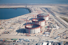 Gasometer- Hoch- Speicherbehälter des Terminal Méthanier de Dunkerque in Loon-Plage in Hauts-de-France im Bundesland Nord, Frankreich