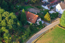 Haus am Waldrand im Ortsteil Bienwaldmühle in Scheibenhardt im Bundesland Rheinland-Pfalz, Deutschland