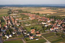 Niederlauterbach im Bundesland Bas-Rhin, Frankreich von oben