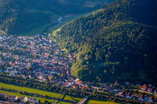 Dorfkern an den Fluß- Uferbereichen der Kinzig in Hausach im Bundesland Baden-Württemberg, Deutschland