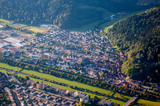 Luftbild von Dorfkern an den Fluß- Uferbereichen der Kinzig in Hausach im Bundesland Baden-Württemberg, Deutschland