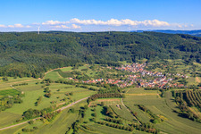 Dorf am Schwarzwaldhang im Ortsteil Wallburg in Ettenheim im Bundesland Baden-Württemberg, Deutschland