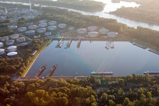 Luftaufnahme von Ölhafen im Ortsteil Knielingen in Karlsruhe im Bundesland Baden-Württemberg, Deutschland