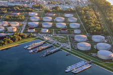 Tankeranlegestelle im Ölhafen am Rhein im Ortsteil Knielingen in Karlsruhe im Bundesland Baden-Württemberg, Deutschland