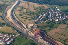 Ausbau- Baustellen an den Fahrspuren der Autobahn- Trasse und Streckenverlauf der BAB A8 in Mutschelbach im Ortsteil Obermutschelbach in Karlsbad im Bundesland Baden-Württemberg, Deutschland