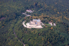 Hambacher Schloß im Ortsteil Diedesfeld in Neustadt an der Weinstraße im Bundesland Rheinland-Pfalz, Deutschland aus der Drohnenperspektive
