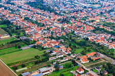 Schrägluftbild von Kautzengasse in Lingenfeld im Bundesland Rheinland-Pfalz, Deutschland