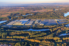 Mercedes-Benz Global Logistics Center auf der Insel Grün in Germersheim im Bundesland Rheinland-Pfalz, Deutschland vom Flugzeug aus