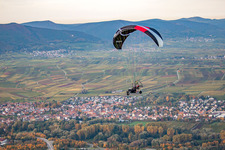 Paragleiter über dem Queichtal und der B10 in Siebeldingen im Bundesland Rheinland-Pfalz, Deutschland