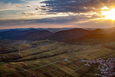 Sonnenuntergang zwischen Ranchbach und Leinsweiler im Ortsteil Arzheim in Landau in der Pfalz im Bundesland Rheinland-Pfalz, Deutschland