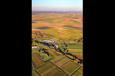 Luftaufnahme von Geothermiekraftwerk vor Windpark in Insheim im Bundesland Rheinland-Pfalz, Deutschland