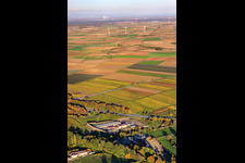 Schrägluftbild von Geothermiekraftwerk vor Windpark in Insheim im Bundesland Rheinland-Pfalz, Deutschland
