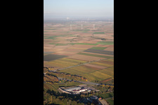 Energiewende: Vorne Geothermiekraftwerk in Insheim, dahinter Windräder von Offenbach an der Queich und am Horizont die Kühltürme des AKW Philippsburg im Bundesland Rheinland-Pfalz, Deutschland