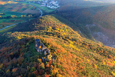 Luftbild von Burgruine Madenburg im herblist gefärbtem Wald in Eschbach im Bundesland Rheinland-Pfalz, Deutschland