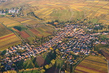 Luftbild von Herbstliche Dorf - Ansicht im Abendlicht am Rande von Feldern in Göcklingen im Bundesland Rheinland-Pfalz, Deutschland