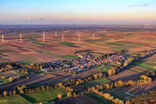 Dorfansicht vor Windpark von Südwesten in Herxheimweyher im Bundesland Rheinland-Pfalz, Deutschland
