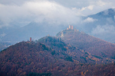 Schrägluftbild von Burganlage der Veste Burg Trifels in Annweiler am Trifels im Bundesland Rheinland-Pfalz, Deutschland