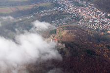 Burg Trifels in Wolken in Annweiler am Trifels im Bundesland Rheinland-Pfalz, Deutschland