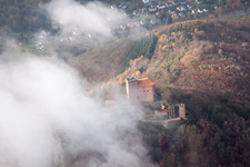 Burg Trifels in Wolken in Leinsweiler im Bundesland Rheinland-Pfalz, Deutschland