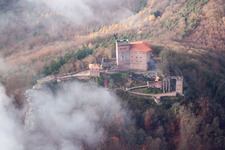 Vom Wald umgebende Burganlage der Reichsburg Trifels im Nebel in Annweiler am Trifels im Bundesland Rheinland-Pfalz, Deutschland