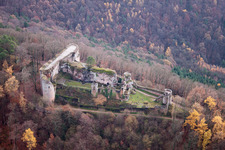 Ruine und Mauerreste der ehemaligen Burganlage in Ramberg im Bundesland Rheinland-Pfalz, Deutschland