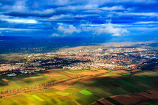 Stadtübersicht im Winter von Süden in Landau in der Pfalz im Bundesland Rheinland-Pfalz, Deutschland