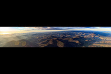 Pfälzerwald Burgenpanorama von der Madenburg am Haardtrand über den Trifels bis zum Hambacher Schloss im Winter in Eschbach im Bundesland Rheinland-Pfalz, Deutschland