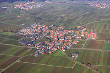 Winzerdorfansicht im Winter aus Süden in Hainfeld im Bundesland Rheinland-Pfalz, Deutschland