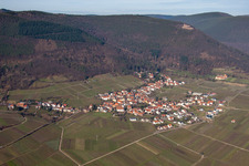 Luftaufnahme von Weinbergs- Landschaft der Pfälzer Weinstraße bei Weyher in der Pfalz im Bundesland Rheinland-Pfalz, Deutschland