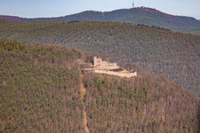 Burgruine Rietburg in Rhodt unter Rietburg im Bundesland Rheinland-Pfalz, Deutschland von einer Drohne aus