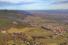 Winzerdorf unter der St. Anna Kapelle im Winter aus Südwesten in Burrweiler im Bundesland Rheinland-Pfalz, Deutschland