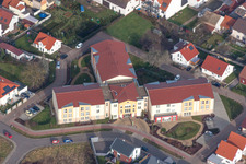 Luftbild von Gebäude des Seniorenzentrums Haus Edelberg Senioren-Zentrum Lingenfeld in Lingenfeld im Bundesland Rheinland-Pfalz, Deutschland