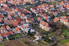Kronstraße mit St. Bartholomäus in Zeiskam im Bundesland Rheinland-Pfalz, Deutschland