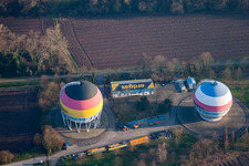 Luftaufnahme von Französisch Deutsch bemalte Gasspeicher in Rastatt im Bundesland Baden-Württemberg, Deutschland
