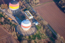 Schrägluftbild von Französisch Deutsch bemalte Gasspeicher in Rastatt im Bundesland Baden-Württemberg, Deutschland