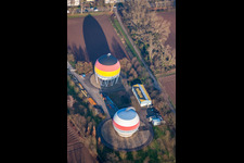Französisch Deutsch bemalte Gasspeicher in Rastatt im Bundesland Baden-Württemberg, Deutschland von oben