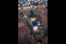 Französisch Deutsch bemalte Gasspeicher in Rastatt im Bundesland Baden-Württemberg, Deutschland von oben gesehen