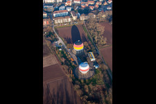 Französisch Deutsch bemalte Gasspeicher in Rastatt im Bundesland Baden-Württemberg, Deutschland vom Flugzeug aus