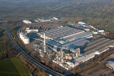 Luftaufnahme von Gebäude und Produktionshallen auf dem Werksgelände Spanplattenfabirk Kronospan GmbH in Bischweier im Bundesland Baden-Württemberg, Deutschland