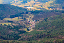 Dorf im Pfälzerwald im Winter von Osten in Dimbach im Bundesland Rheinland-Pfalz, Deutschland