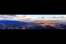 Panorama des Haardtrands mit Queichtal aus Westen von Dernbach bis Ranschbach in Albersweiler im Bundesland Rheinland-Pfalz, Deutschland