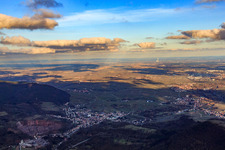Ortsansicht im Winter aus Südwesten in Albersweiler im Bundesland Rheinland-Pfalz, Deutschland