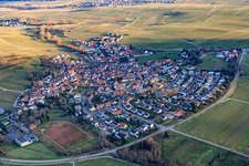 Luftbild von Grundschule Kleine Kalmit und Stadion in Ilbesheim bei Landau im Bundesland Rheinland-Pfalz, Deutschland